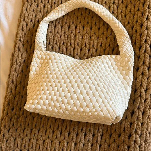 Elegant Cream Woven Women's Bag - Picture 4 of 14